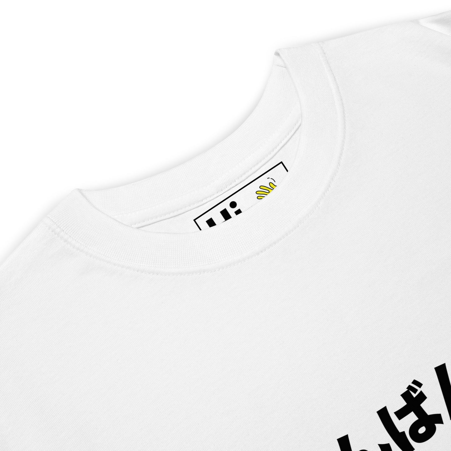 Hi Japanese Greeting T Shirt in white front detail, こんばんは is pronounced "Konbanwa" it's used later in the day to greet and say "Good Evening" in Japanese.