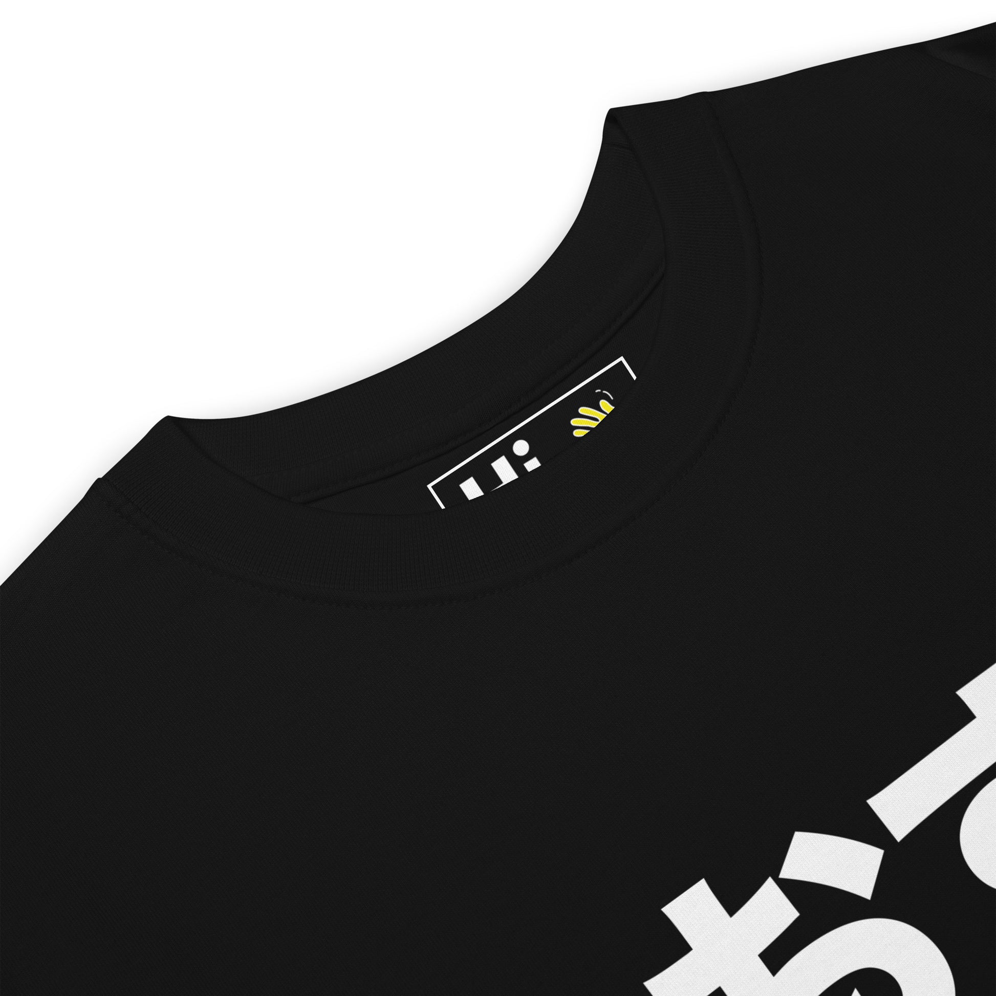 Hi Japanese Greeting Osu in black front detail, おす is pronounced "Osu" or "Oss" in Japanese. Similar to a Hey, it's typically used as a greeting by young males.
