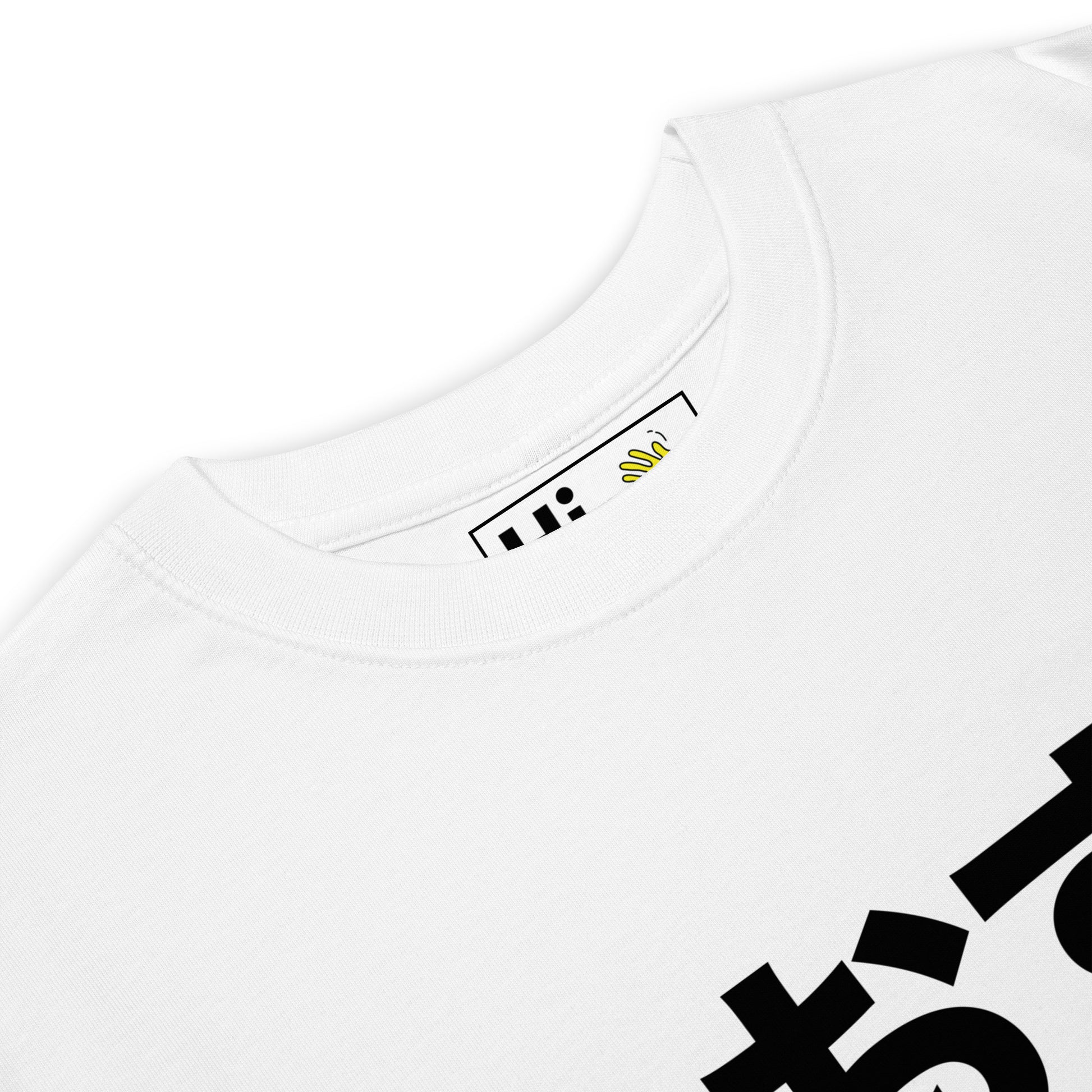 Hi Japanese Greeting Osu in white front detail, おす is pronounced "Osu" or "Oss" in Japanese. Similar to a Hey, it's typically used as a greeting by young males.